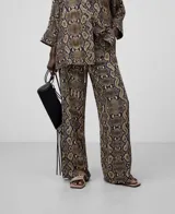Pantalón de viscosa con estampado de piel de serpiente en tonos marrones y negros. Corte recto y cintura elástica.