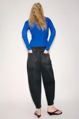 Jeans de tiro alto ZW Collection, color negro con efecto deslavado, corte tapered y diseño bombacho con raya planchada al frente.