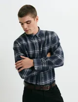 Camisa de franela de manga larga con estampado de cuadros escoceses, cuello button-down y cierre frontal con botones.