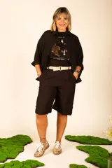 Pantalón capri negro de crepe con cinturón de soga.