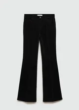 Pantalón de pana negro con diseño acampanado, tiro medio, cierre de cremallera y botón, y cinco bolsillos.