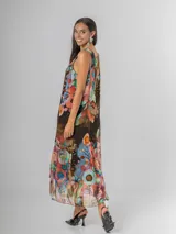 Vestido largo tipo musculosa confeccionado en seda italiana, con diseño de flores abstractas en tonos saturados y nudo regulable en el hombro.