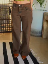 Pantalón de jean color óxido chocolate, de corte recto y tiro medio, con diseño de cinco bolsillos y botón metálico.