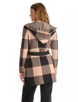Cardigan abierto con capucha, confeccionado en tejido de punto con diseño a cuadros. Presenta mangas largas, bolsillos frontales aplicados y un lazo de ajuste en la cintura que permite entallar la prenda.