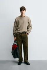 Sudadera de cuello redondo con ajuste regular, confeccionada en tejido de mezcla de algodón con interior de rizo y acabados en rib en cuello, puños y ruedo.