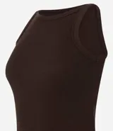 Musculosa básica femenina color marrón oscuro, confeccionada en malla rib de algodón con textura acanalada y cuello redondo.