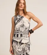 Blusa de hombro único y corte asimétrico, confeccionada en viscolino con estampado ilustrado en blanco y negro de estilo to-do de Río de Janeiro.
