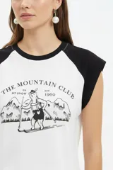 Remera al cuerpo con diseño raglán, color blanco en el torso y azul marino en las mangas cortas y el cuello. Cuenta con un estampado frontal de temática de tenis con las inscripciones "Portofino Tennis" y "Summer Italia".