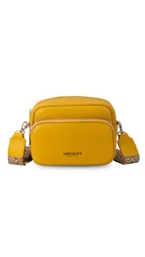 Bandolera de cuero sintético color mostaza, con diseño compacto de dos compartimentos con cierre. Incluye correa ajustable con diseño estampado y herrajes metálicos.