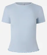 Blusa básica de manga corta y cuello redondo, confeccionada en viscosa texturizada de canalé con elastano y detalle de terminación ondulada en el bajo.