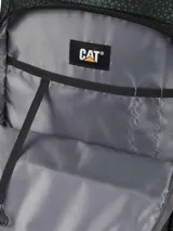Mochila Caterpillar modelo Bennett de diseño urbano, color negro con estampado geométrico sutil. Cuenta con compartimento principal con cierre, bolsillo frontal con organizador y logo de la marca, bolsillos laterales de malla y asa superior.