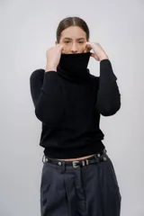 Cuello tipo polera confeccionado en cashmere negro.