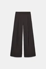 Pantalón de tiro medio con diseño de pierna ancha y estampado de cuadros pequeños. Presenta pinzas frontales, trabillas en la cintura, bolsillos laterales ocultos y cierre frontal con cremallera, botón y ganchos metálicos.