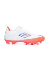 Championes de fútbol Umbro Belix HG, color blanco con detalles en naranja y azul, con tapones para terreno firme.