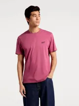 Camiseta blanca de algodón con cuello redondo y mangas cortas. Estampa rectangular con borde negro que contiene la frase "NATURAL ATMOSPHERE" en letras mayúsculas y una imagen de montañas y mar.