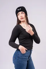 Remera de manga larga en color negro, confeccionada en tejido acanalado con ajuste al cuerpo y escote redondo.