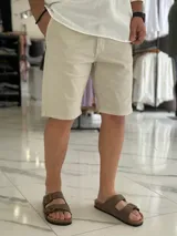 Bermuda de gabardina color azul marino, de corte clásico y con dobladillo en el bajo.