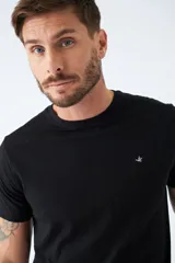 Remera de algodón de corte regular, con cuello redondo, manga corta y logo bordado en el pecho.