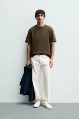 Camiseta relaxed fit color marrón, confeccionada en tejido con estructura, cuello redondo y manga corta.