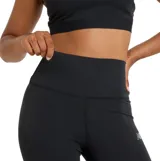 Leggings deportivos New Balance de tiro alto, color negro, con ajuste ceñido y logo de la marca estampado en la pierna.