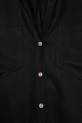 Camisa crop efecto denim color negro, con cuello solapa, escote en V, mangas cortas con trabilla y bolsillos frontales de parche. Cierre frontal con botones.