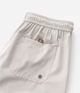 Bermuda masculina color beige, tipo boardshort, confeccionada en microfibra. Cuenta con cintura elástica, cordón ajustable y bolsillos.