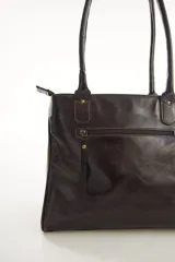 Bolso tote de cuero genuino color bordó con asas largas para hombro. Presenta una franja central con textura de cocodrilo y un adorno lateral de flecos.