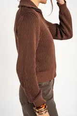 Cardigan tejido de algodón en color marrón, con cuello solapa, cierre frontal completo con cremallera y diseño de canalé ancho.