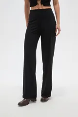 Pantalon de vestir negro de corte recto y tiro alto, confeccionado en tejido de poliéster.