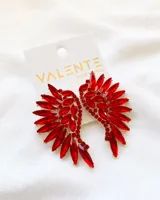 Aros colgantes con forma de ala, con engarce de strass rojos sobre base dorada.
