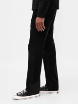 Pantalón de corte recto confeccionado en pana, color azul marino, con cierre de botón y cremallera.