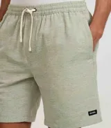 Bermuda de sarga con estampa rayada en color gris, de corte recto y largo por encima de la rodilla. Posee cintura elástica ajustable mediante cordón blanco y bolsillos laterales.