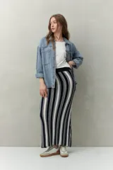 Falda midi de punto con rayas verticales en color negro y blanco.