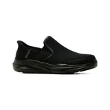 Championes deportivos Skechers modelo Equalizer 6.0, diseño slip-on sin cordones en color negro. Confeccionados en malla y material sintético, cuentan con tecnología Heel Pillow para mayor sujeción, plantilla Air-Cooled Memory Foam y suela flexible con tracción.