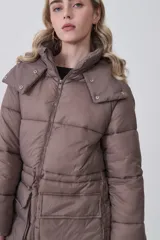 Campera puffer negra de corte largo y holgado, con capucha, cierre frontal y bolsillos delanteros con solapa.