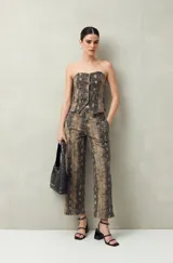 Pantalón de mujer con estampado animal print, de tiro medio, corte amplio y fit barrel.