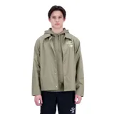 Campera tipo coach color verde oliva, con cierre frontal de botones a presión, cuello camisero y logo de New Balance estampado en el pecho. Confeccionada en tejido ligero de poliéster reciclado, presenta un ajuste holgado y diseño minimalista.