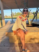 Sweater tejido color beige con cuello redondo y corazones rojos en el canesú.