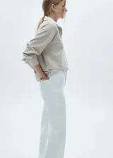 Pantalón de jean tiro alto con diseño culotte, cierre de cremallera y botón, trabillas en la cintura y bajo deshilachado.