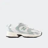 Championes urbanos New Balance modelo 530, color blanco con detalles en plateado y verde agua, confeccionados en malla y cuero sintético, con logo "N" característico en los laterales y entresuela ABZORB.