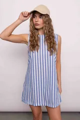 Vestido corto con cuello redondo y sin mangas, con estampado a rayas verticales celestes y blancas.