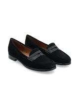 Mocasín de gamuza color negro con detalle de tira texturizada sobre el empeine y suela plana.