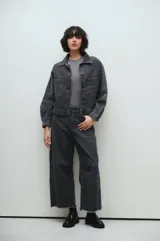 Pantalón de jean negro de pierna ancha, tiro medio y pinzas marcadas, con lavado stonewash y botamanga deshilachada.