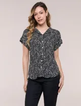 Camisa de manga corta con estampado animal print, cuello con solapa, escote en V y cierre frontal con botones.