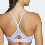 Top deportivo Adidas de soporte ligero, color lila claro, con tiras delgadas en la espalda y logo pequeño en el frente.