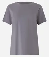 Remera básica de manga corta y cuello redondo, confeccionada en algodón de color celeste.