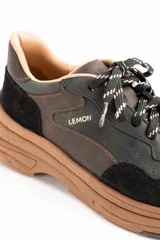 Championes urbanos Lemon de cuero negro y marrón con plataforma y cordones bicolores.
