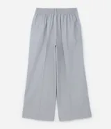 Pantalón wide leg color gris claro, de sastrería, con cintura con elástico trasero, trabillas y cierre por vista oculta.