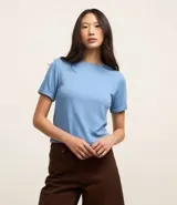 Blusa básica de cuello redondo y manga corta con detalle de dobladillo plegado. Confeccionada en tejido de viscosa con spandex, ofrece un ajuste cómodo y versátil.