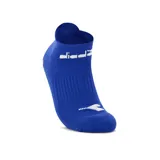 Par de medias soquetes (tobilleras) deportivas Diadora, color azul eléctrico, con tejido acanalado en el empeine y logo de la marca en blanco en el tobillo y en la punta.